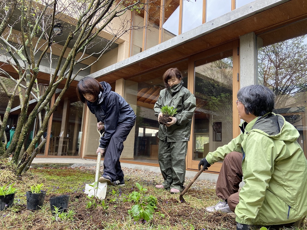 安曇野館の中庭に「共生の庭」が誕生しました ｜世界初の絵本美術館