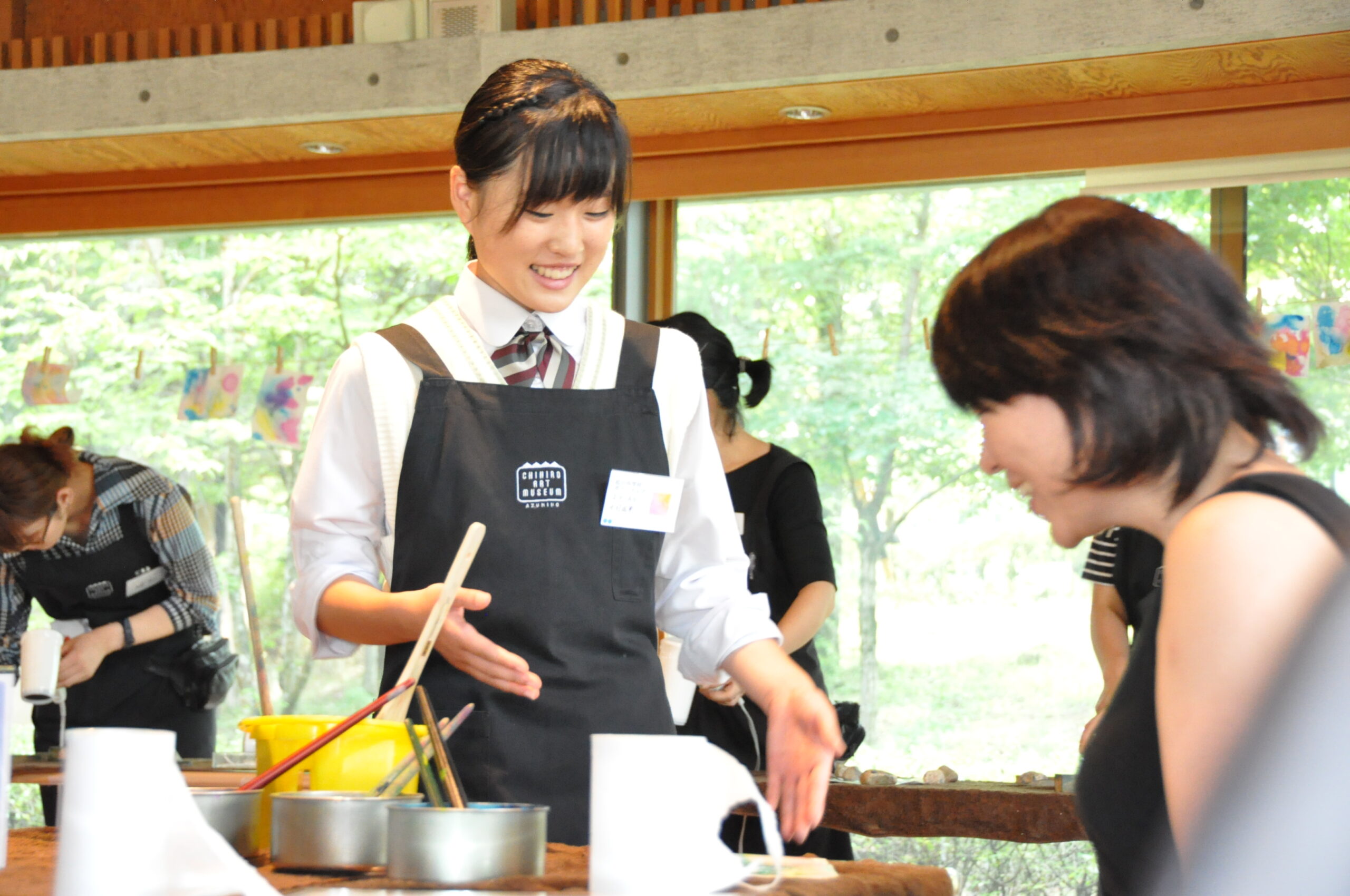 松川中学生ボランティアと楽しむちひろの水彩技法ワークショップ