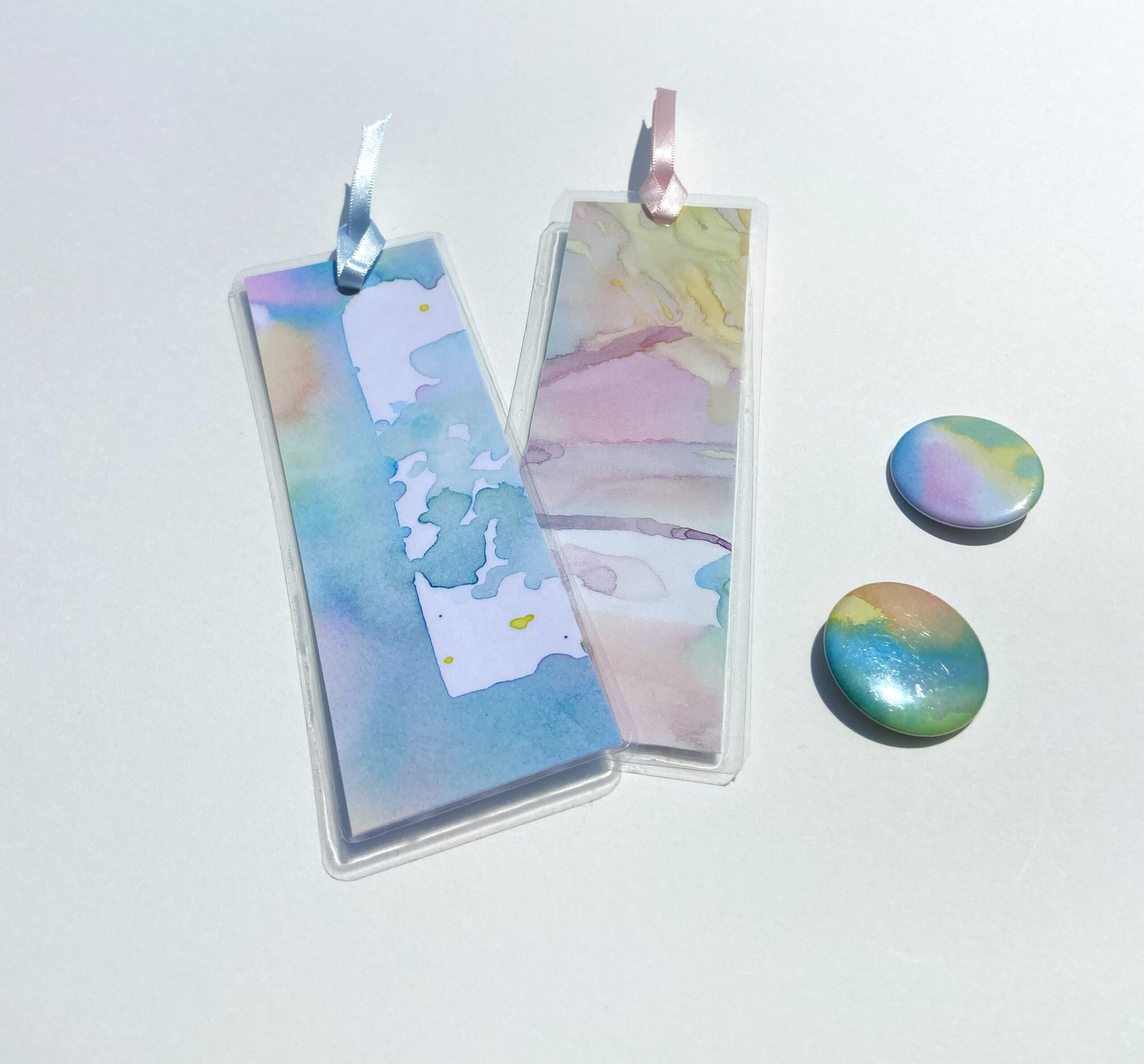 にじみのしおり・缶バッジ