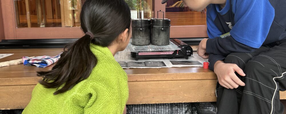 飯ごうを見守る二人