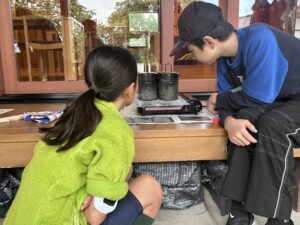 飯ごうを見守る二人