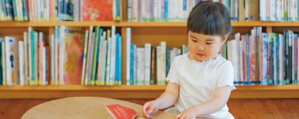 安曇野ちひろ美術館の絵本の部屋で、絵本を読む子どもの写真