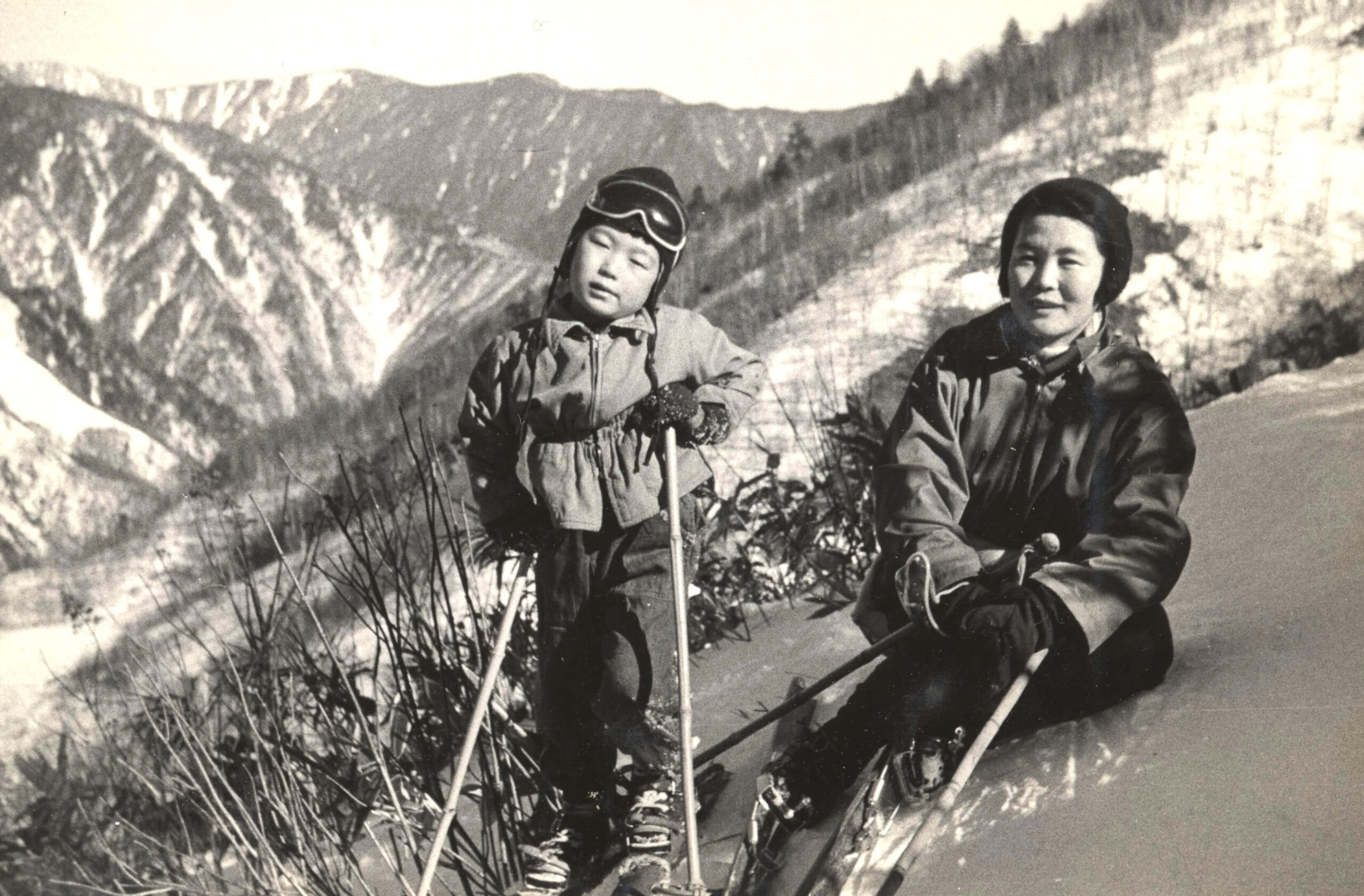 白骨温泉スキー場にて　息子・猛と　1957年