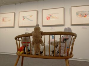 2025年4月にちひろ美術館で開催した、ぬいぐるみお泊り会のようす。ちひろ美術館・東京　展示室2にて撮影