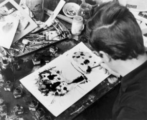 アトリエでクジャクを描くヴィルコン 1960年代初頭 撮影:Zbigniew Matuszewski