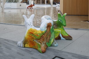 鴻池朋子 オオカミベンチ「Four Seasons」 2025年