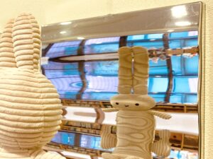 ちひろ美術館・東京　子どものへやで、おもしろ鏡を見る、うさぎのぬいぐるみ。