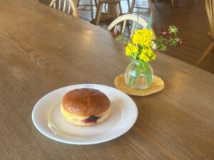 安曇野ちひろ美術館絵本カフェで撮影したポンチキの写真