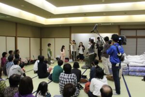 すずむし荘大広間　出発式