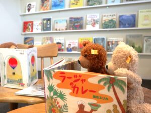 ちひろ美術館・東京　図書室で絵本を読むぬいぐるみたち。