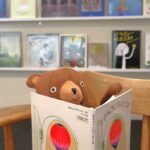 ちひろ美術館・東京　図書室で、絵本を読むくまのぬいぐるみ
