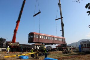 旧信濃川田駅　電車をトレーラーへ積み込むようす