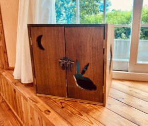 扉付きの本棚　＊晴れの日は屋外に、曇り・雨天の日はトモエの講堂にあります。