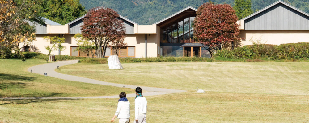 安曇野ちひろ美術館 秋の外観　撮影：内山温那